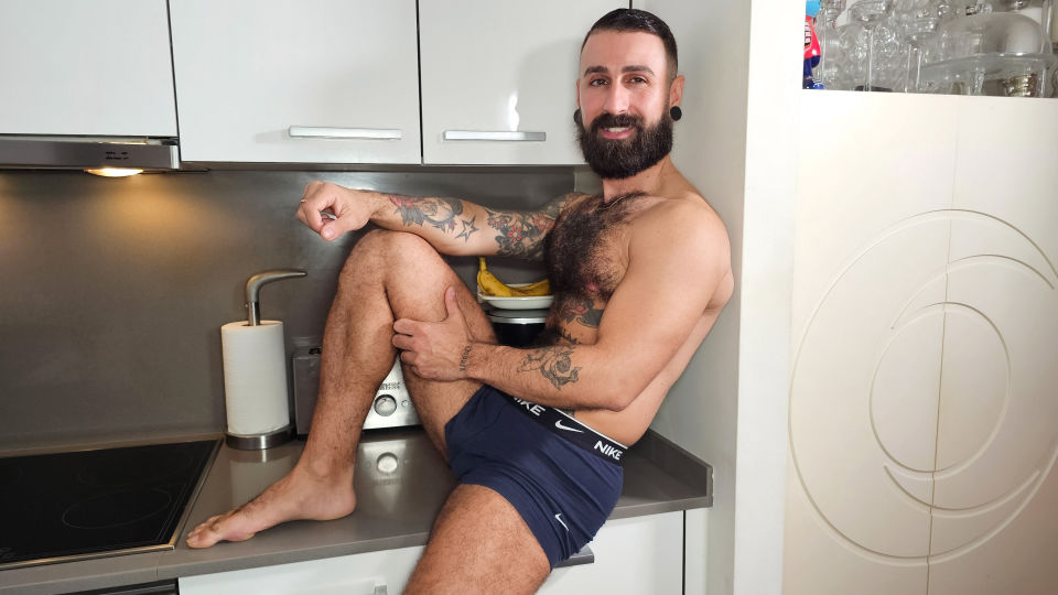 Meet Bearded Hunk Rober Go