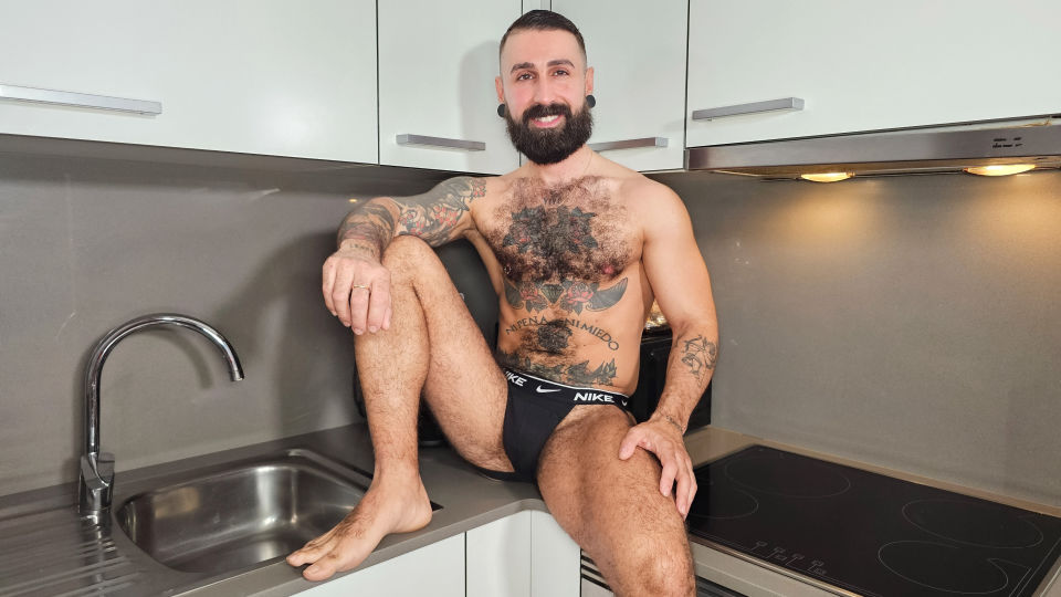 Meet Bearded Hunk Rober Go