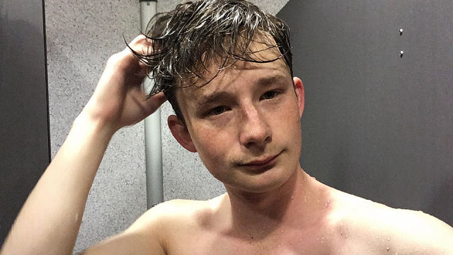 Stroking In The Shower With Andy