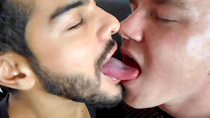 Sebastian Cums,Leo Blue