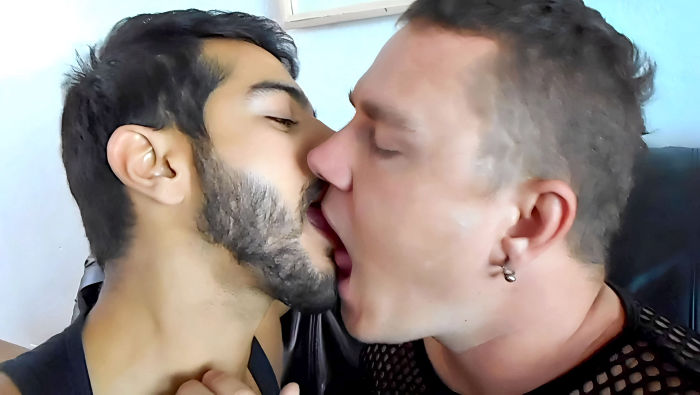 Sebastian Cums,Leo Blue