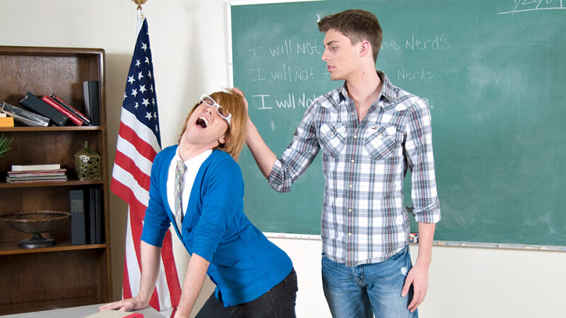 Hot Twinks Give First BJs